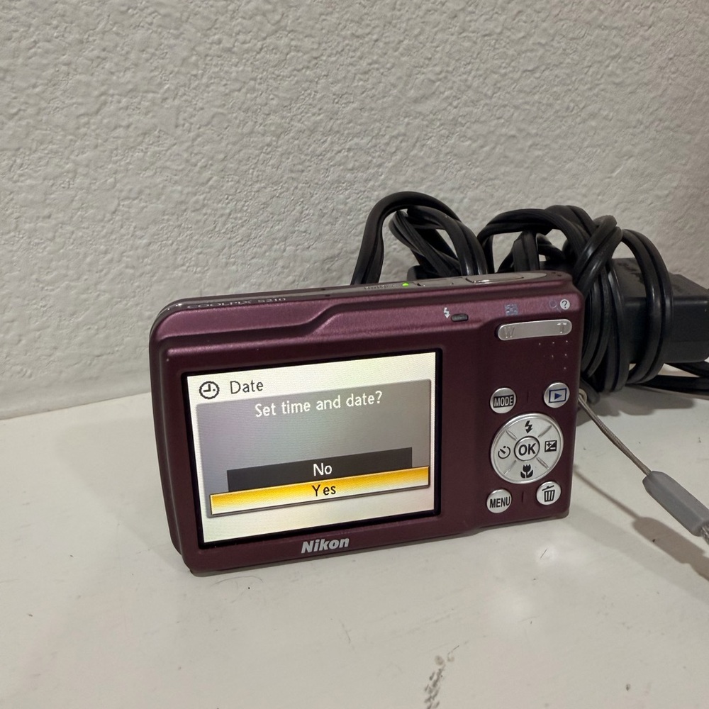 Nikon Coolpix S210 Digital Camera 10MP 3x Zoom Red Tested Working w Charger - Picture 3 of 4